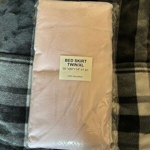 🩷Bed Skirt Twin/XL -NEW!🩷